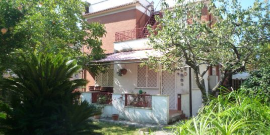 ANZIO / LAVINIO IN ZONA RESIDENZIALE VILLA BIFAMILIARE SU TRE LIVELLI